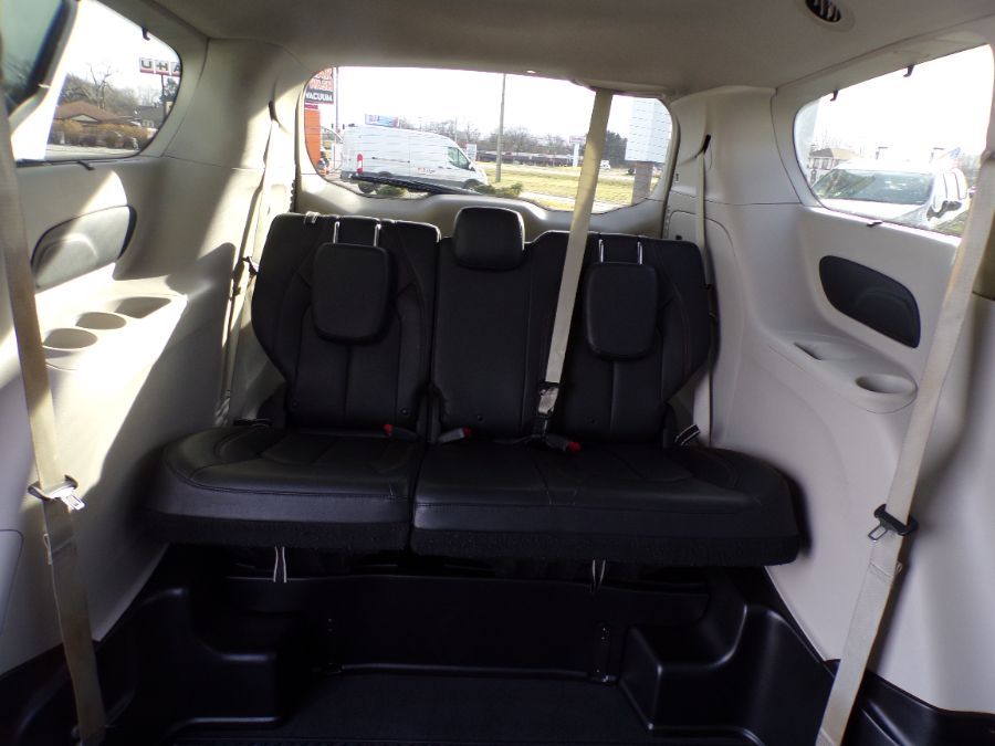 White Chrysler Pacifica image number 22