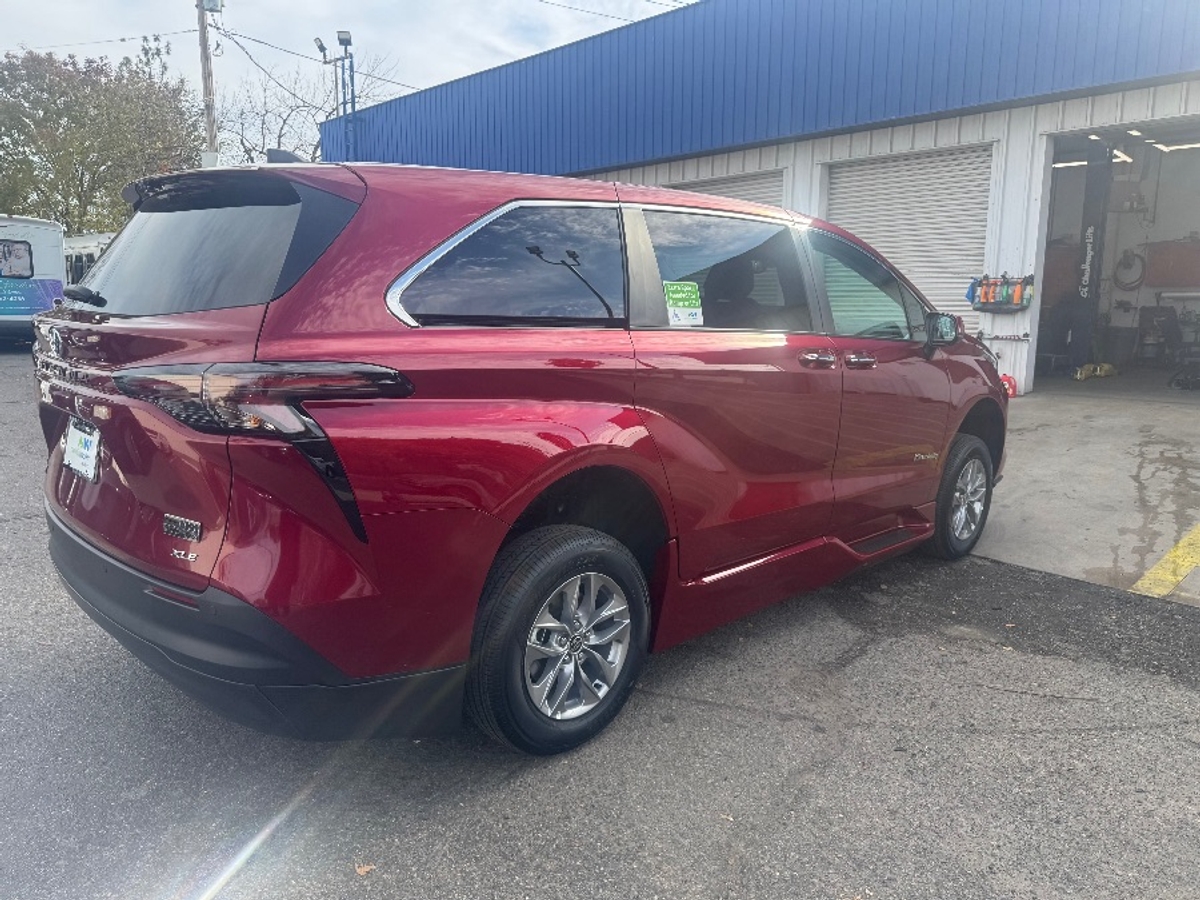 2025 TOYOTA SIENNA - Image 9