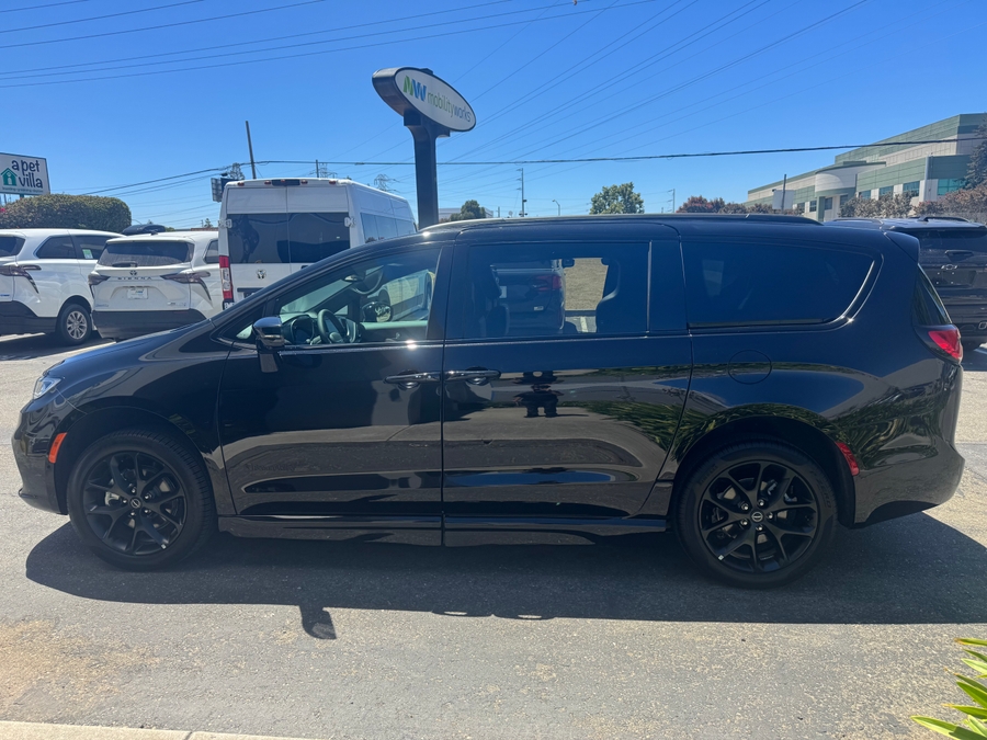 Black Chrysler Pacifica image number 3