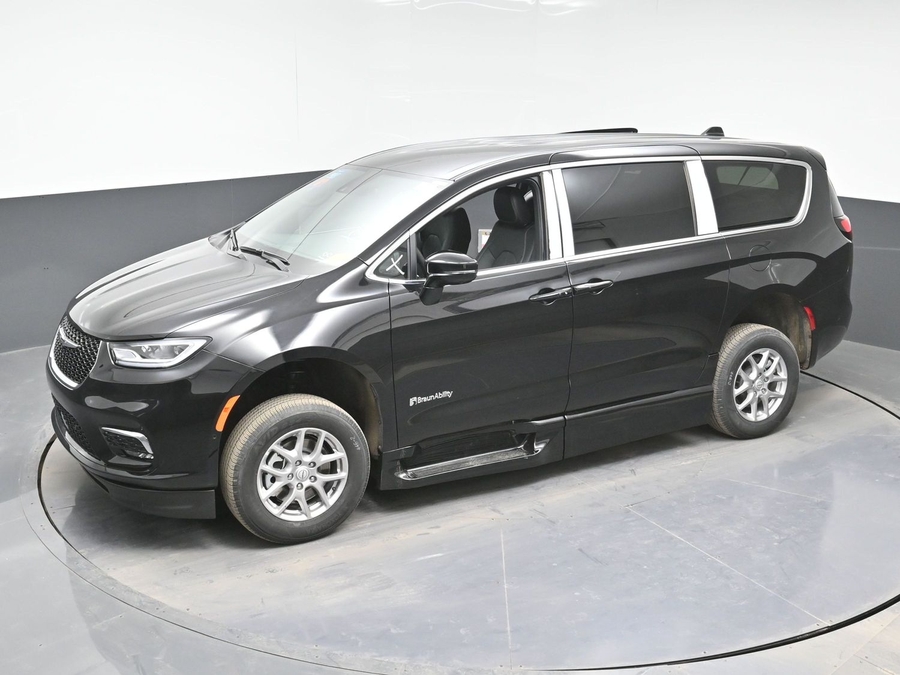 Black Chrysler Pacifica image number 23