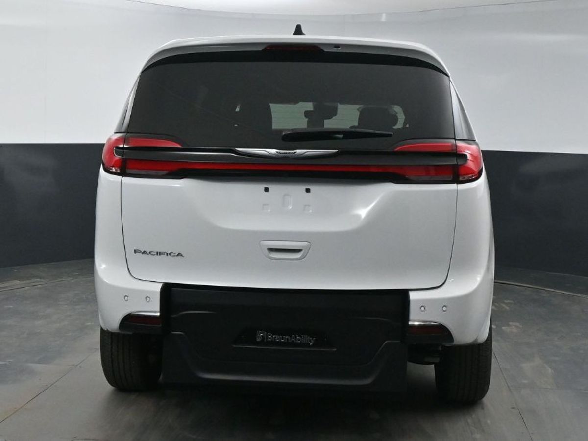 White Chrysler Pacifica image number 19