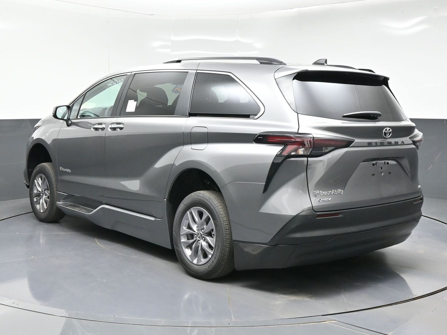 New 2026 Toyota Sienna Hybrid XLE Base - BraunAbility Side Entry Entry Fold Out Automatic Ramp