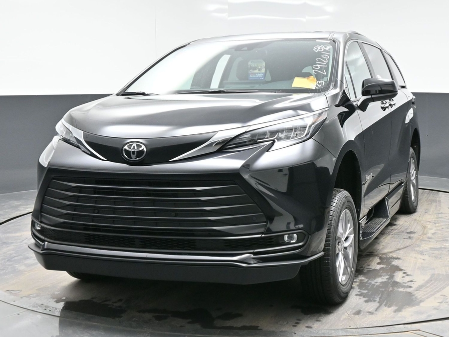New 2026 Toyota Sienna Hybrid XLE Base - BraunAbility Side Entry Entry Fold Out Automatic Ramp