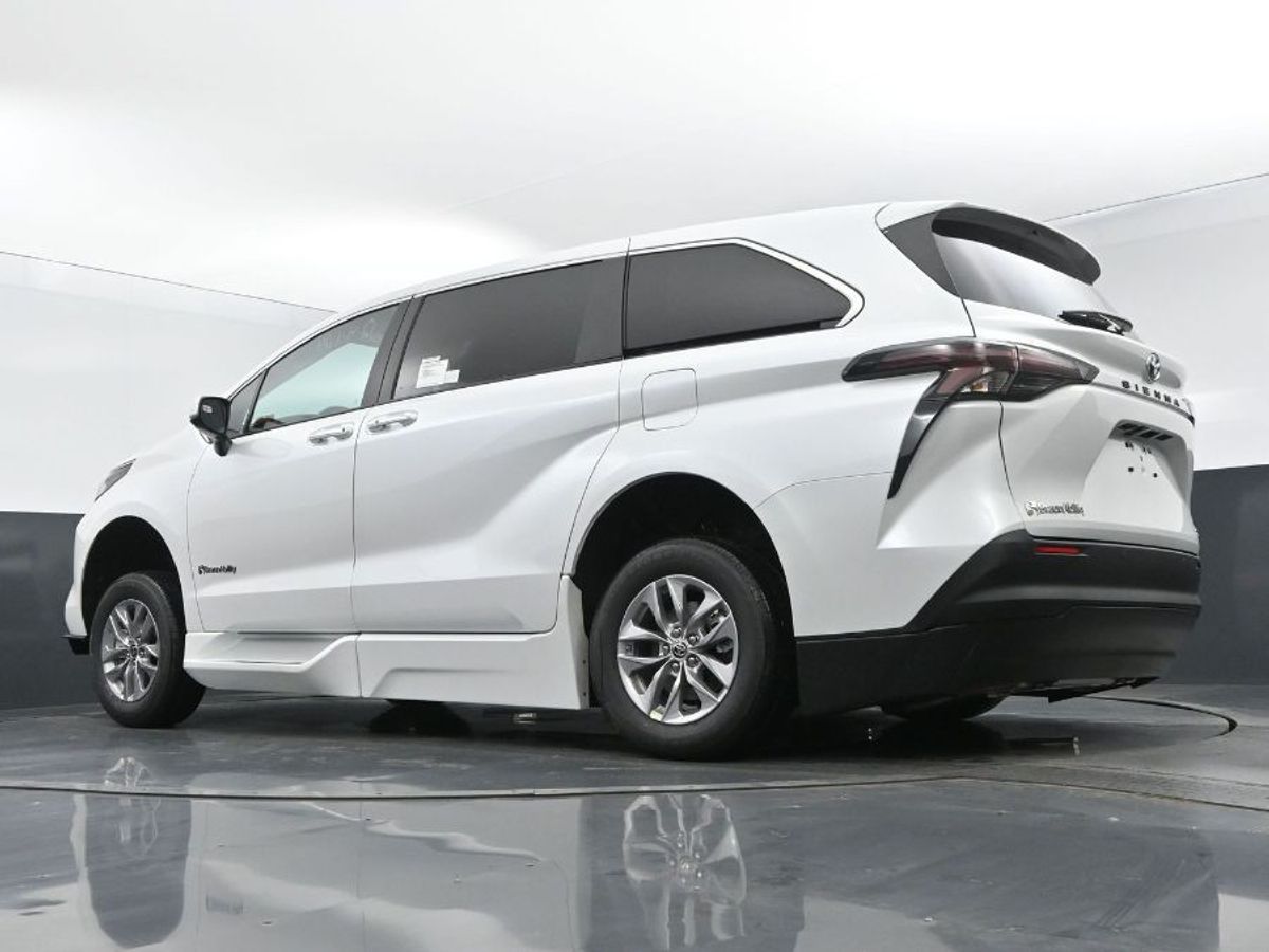 White Toyota Sienna image number 11