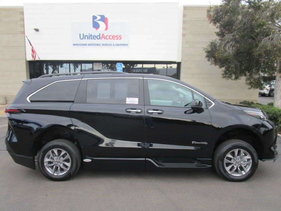 New 2025 Toyota Sienna Hybrid XLE Plus - BraunAbility Side Entry Entry In Floor Automatic Ramp