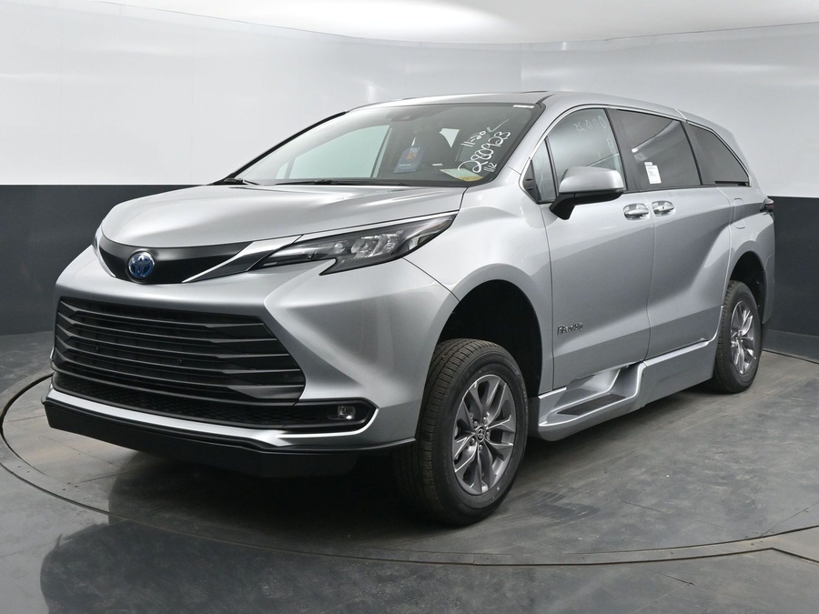 New 2025 Toyota Sienna Hybrid XLE Base - BraunAbility Side Entry Entry Fold Out Automatic Ramp