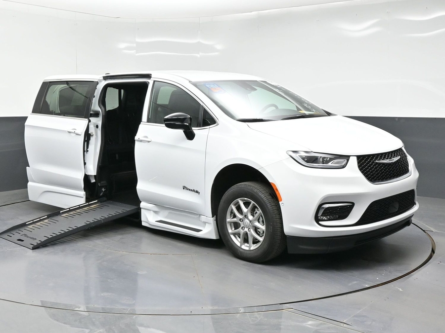 New 2026 Chrysler Pacifica Select Safety - BraunAbility Side Entry Entry Fold Out Automatic Ramp