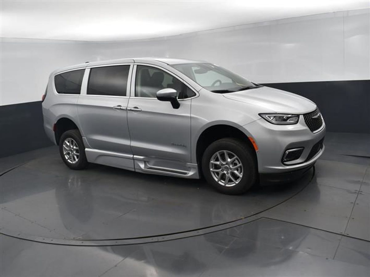 Silver Chrysler Pacifica image number 20