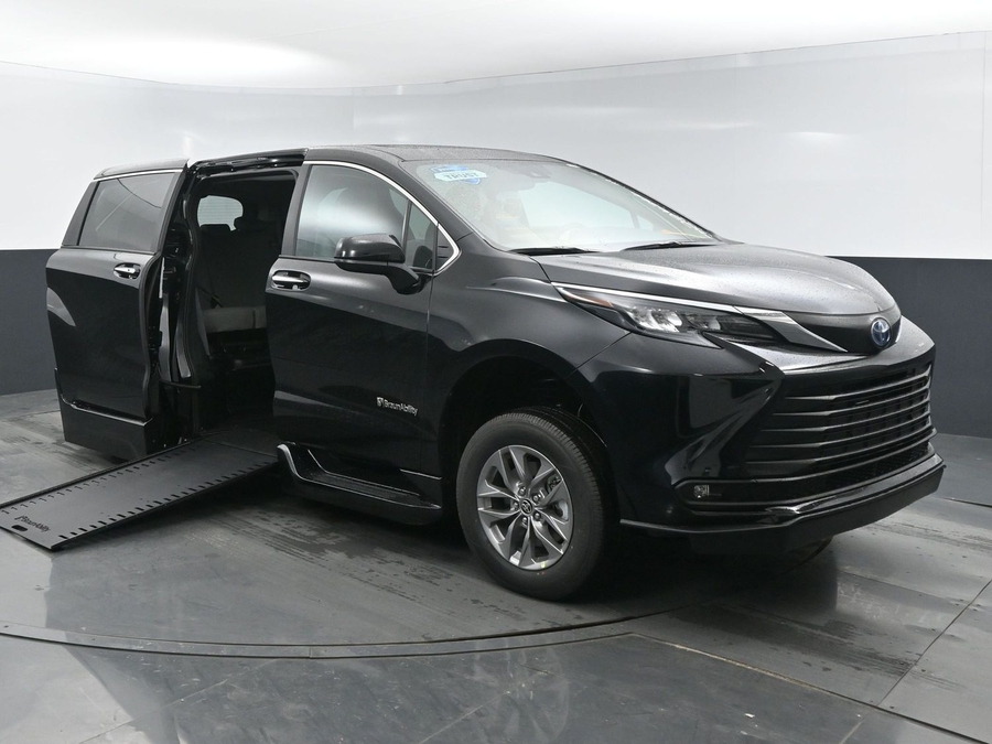 New 2026 Toyota Sienna Hybrid XLE Base - BraunAbility Side Entry In Floor Automatic Ramp