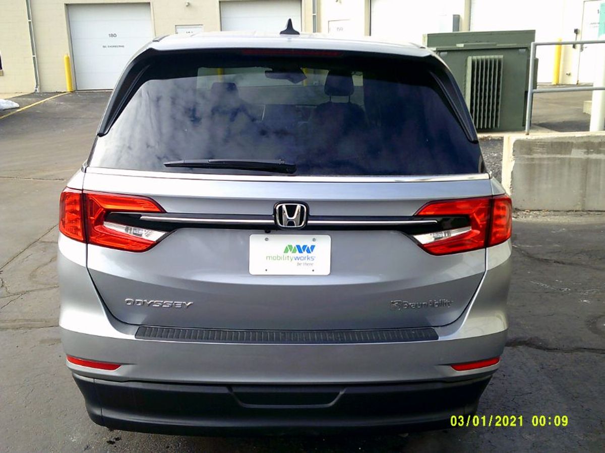 Silver Honda Odyssey image number 6