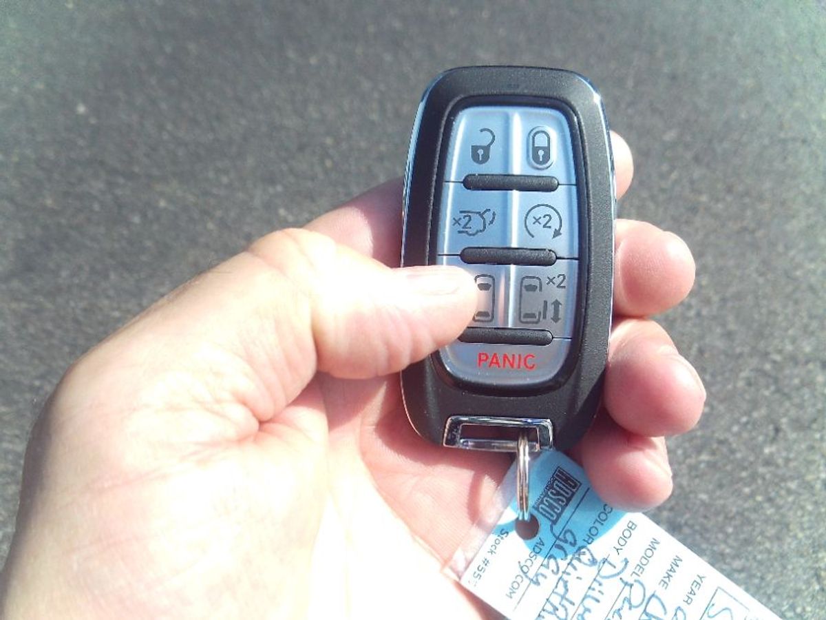 Grey Chrysler Pacifica image number 6