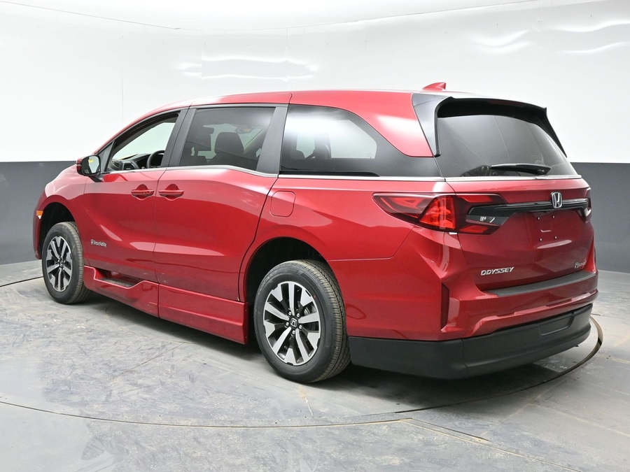 Red Honda Odyssey image number 4