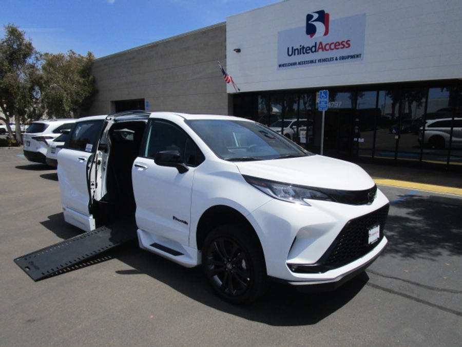 New 2026 Toyota Sienna Hybrid XSE Sport - BraunAbility Side Entry Entry In Floor Automatic Ramp