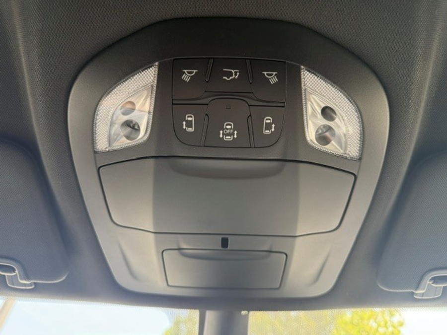 White Chrysler Voyager image number 19