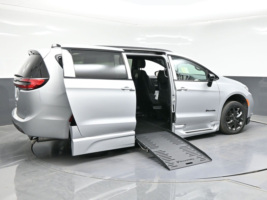 New 2026 Chrysler Pacifica Select Sport - BraunAbility Side Entry Entry Fold Out Automatic Ramp