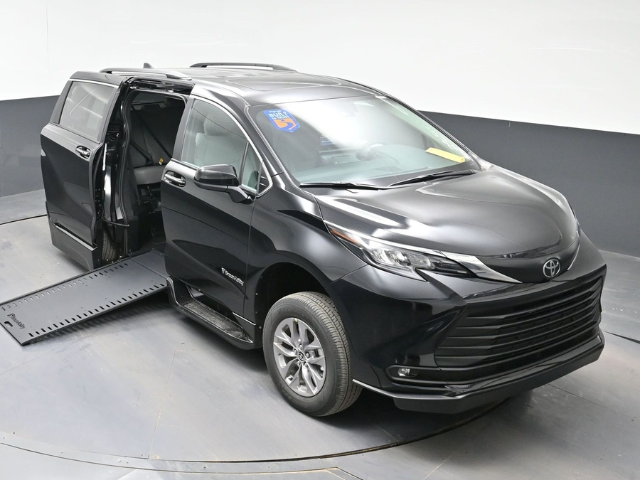 Black Toyota Sienna image number 20