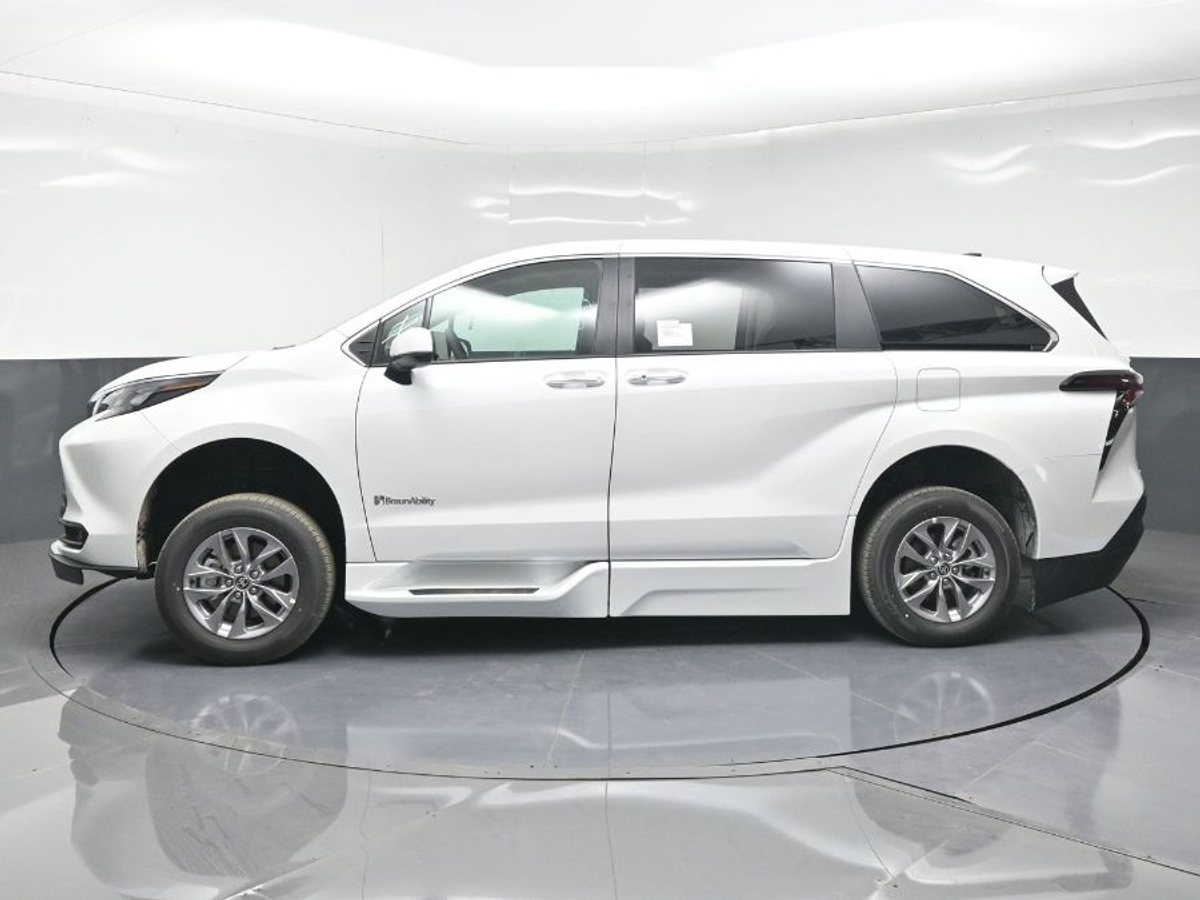 2025 TOYOTA SIENNA - Image 4