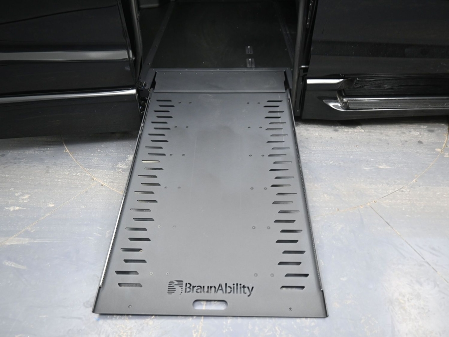 Black Chrysler Pacifica image number 8