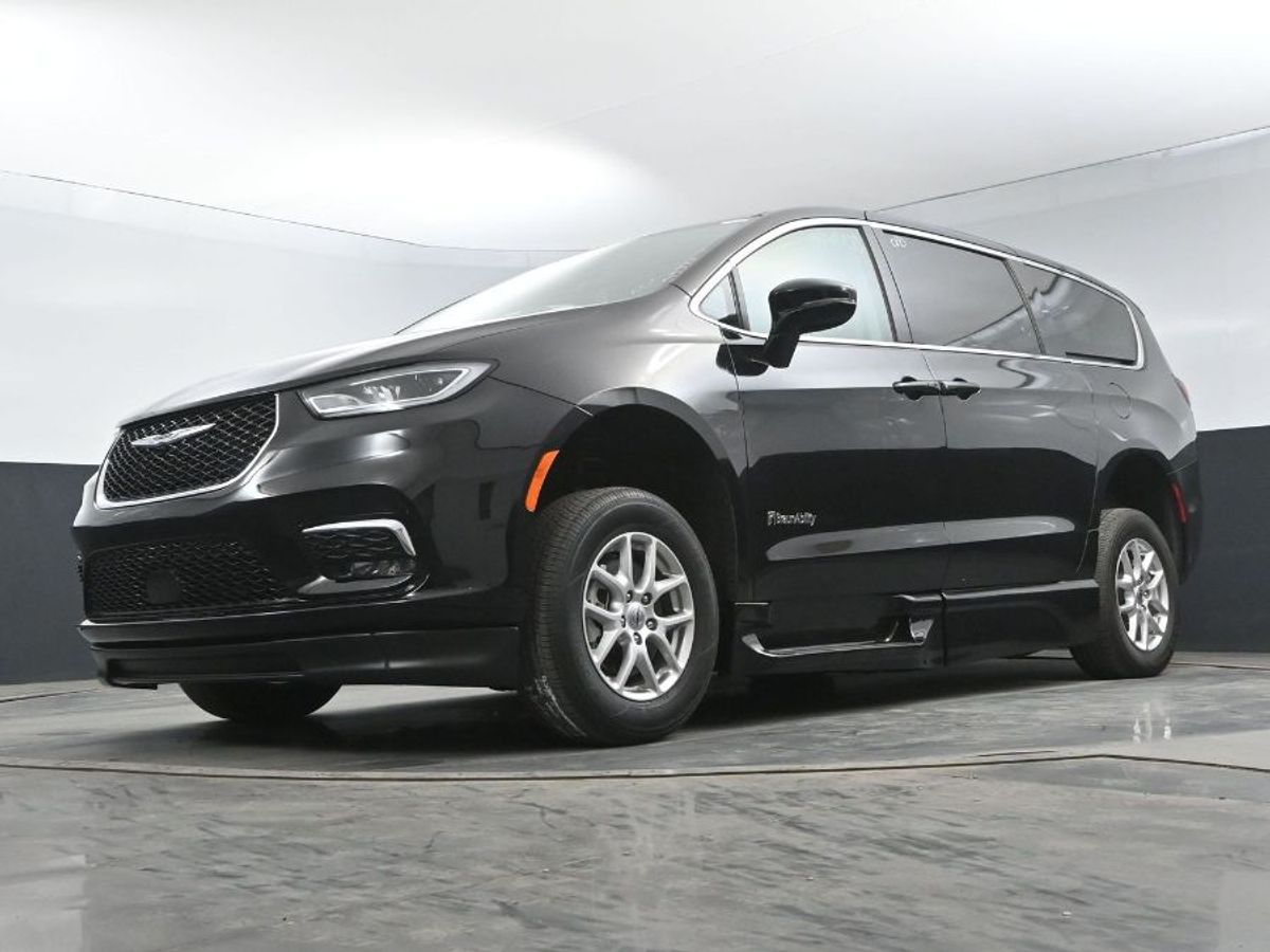 Black Chrysler Pacifica image number 9