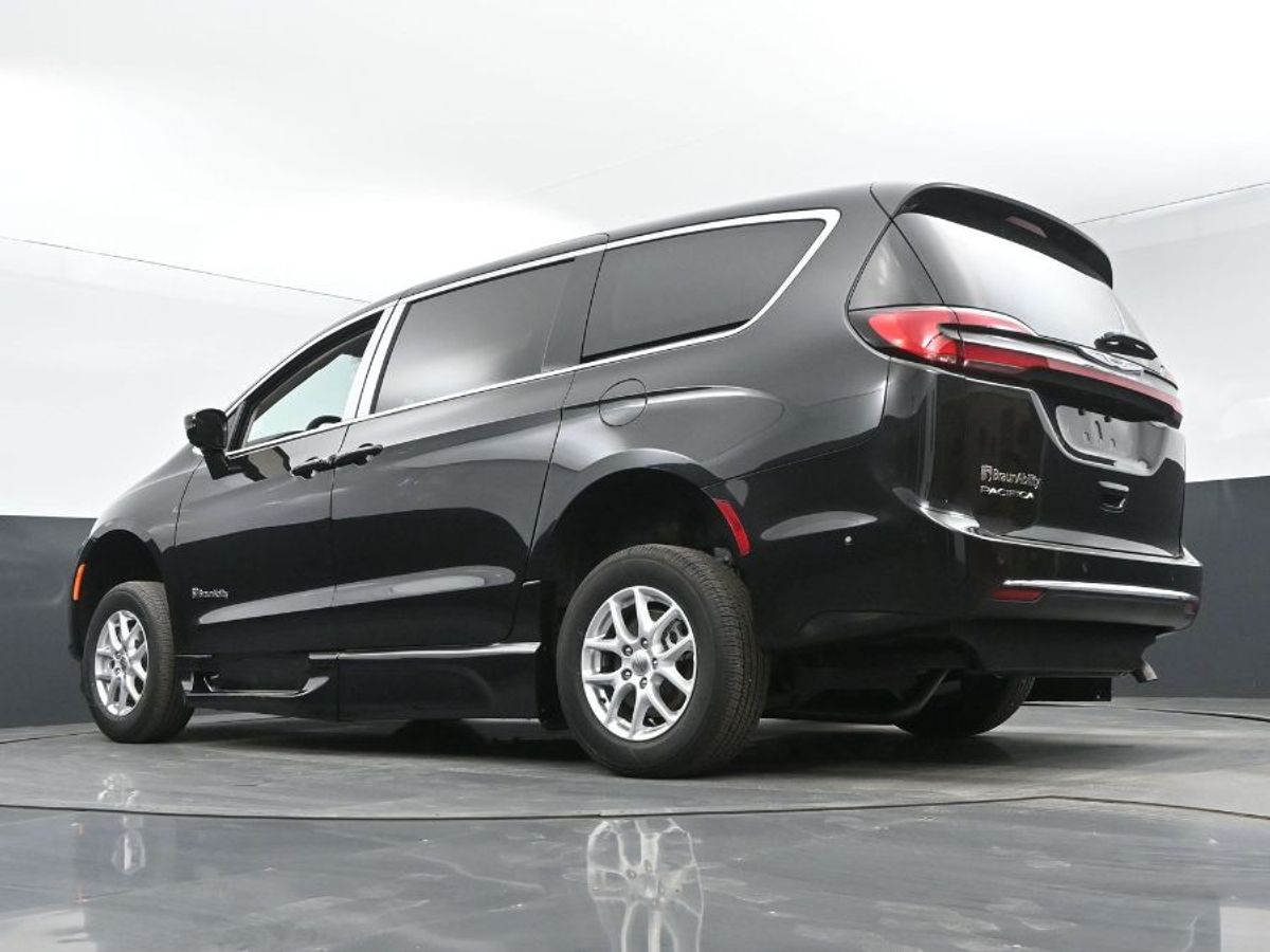 Black Chrysler Pacifica image number 11
