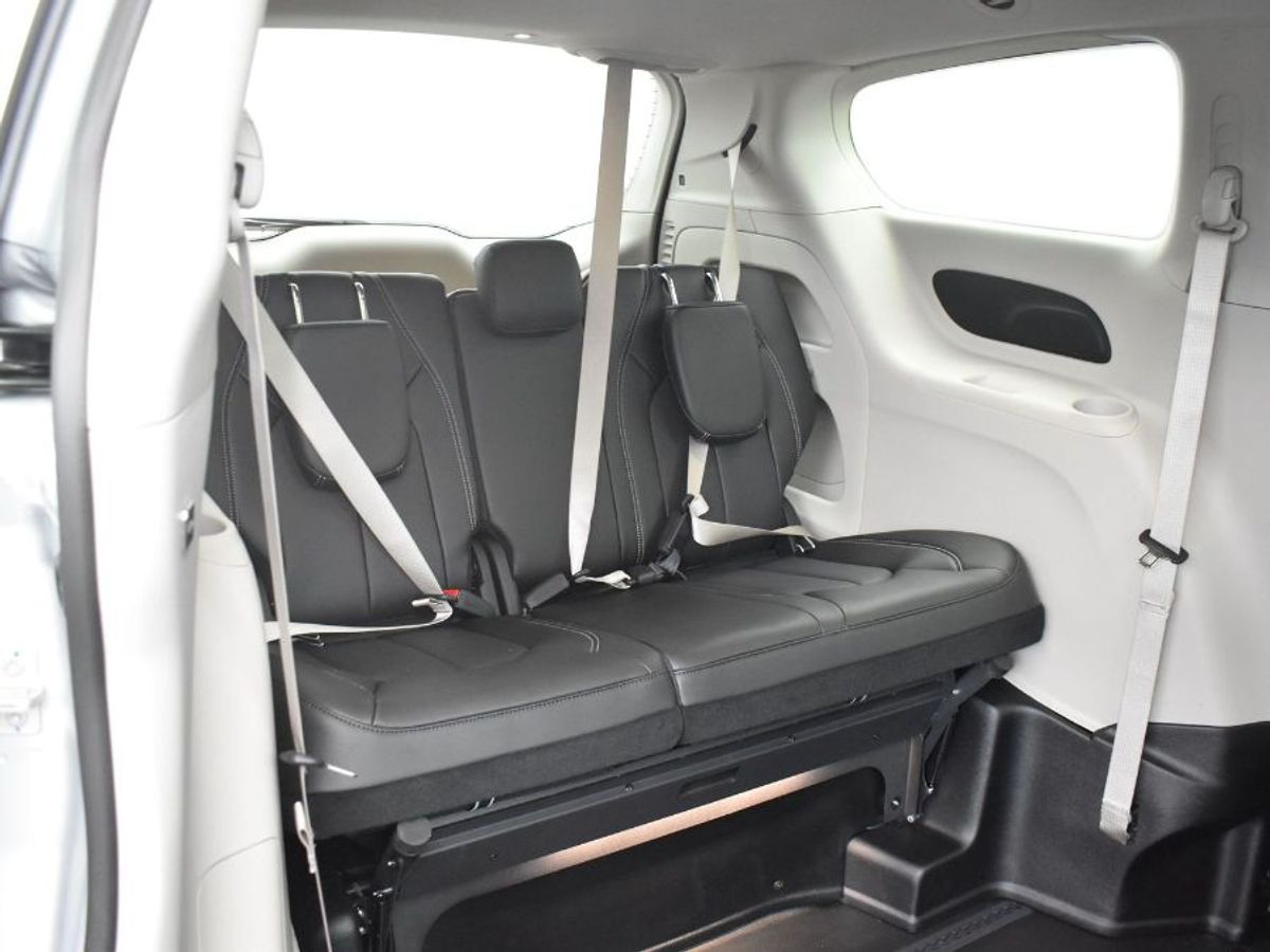 Silver Chrysler Pacifica image number 2