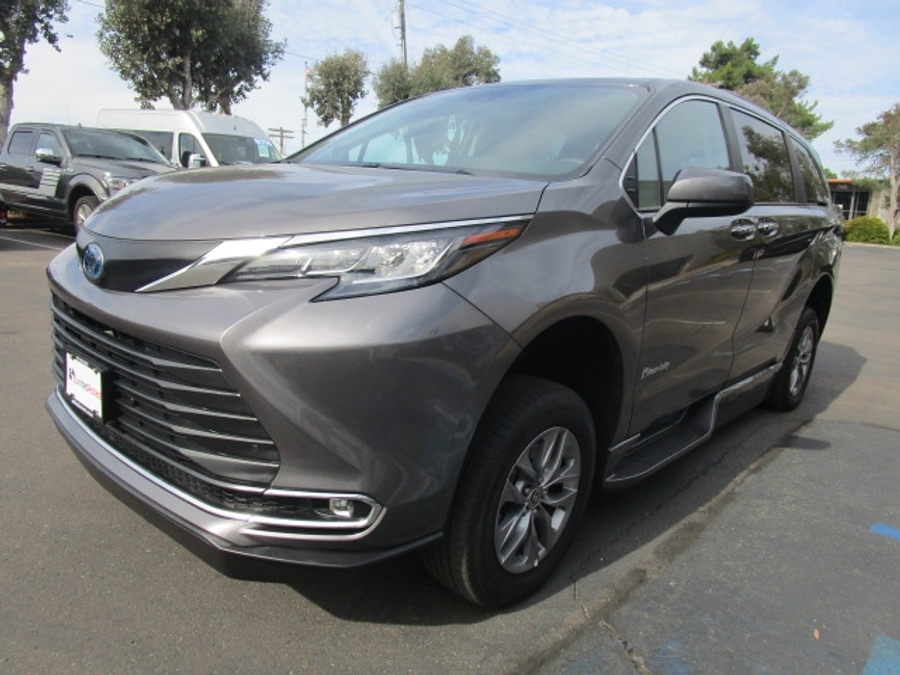 Used 2023 Toyota Sienna Hybrid XLE Base - BraunAbility Side Entry Entry In Floor Automatic Ramp