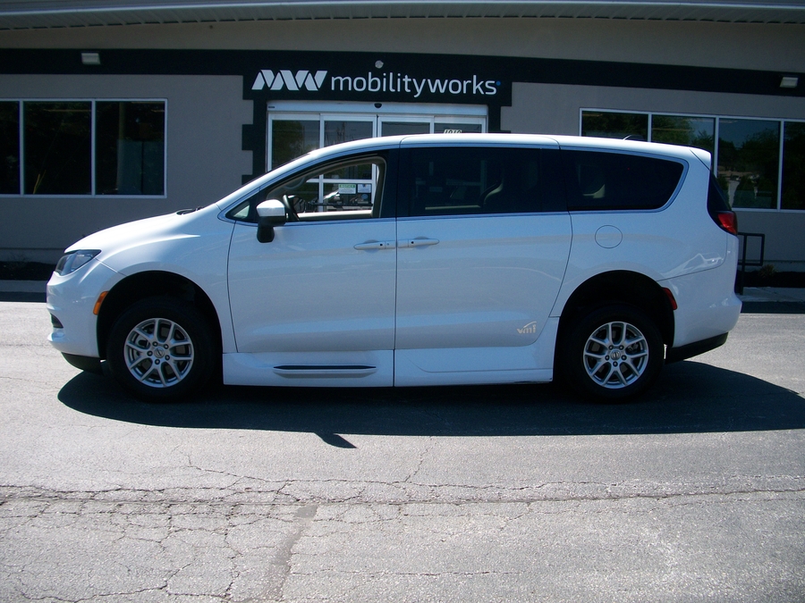 2022 Chrysler Voyager LX's photo