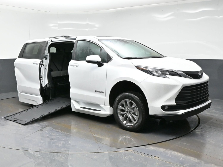 White Toyota Sienna image number 21