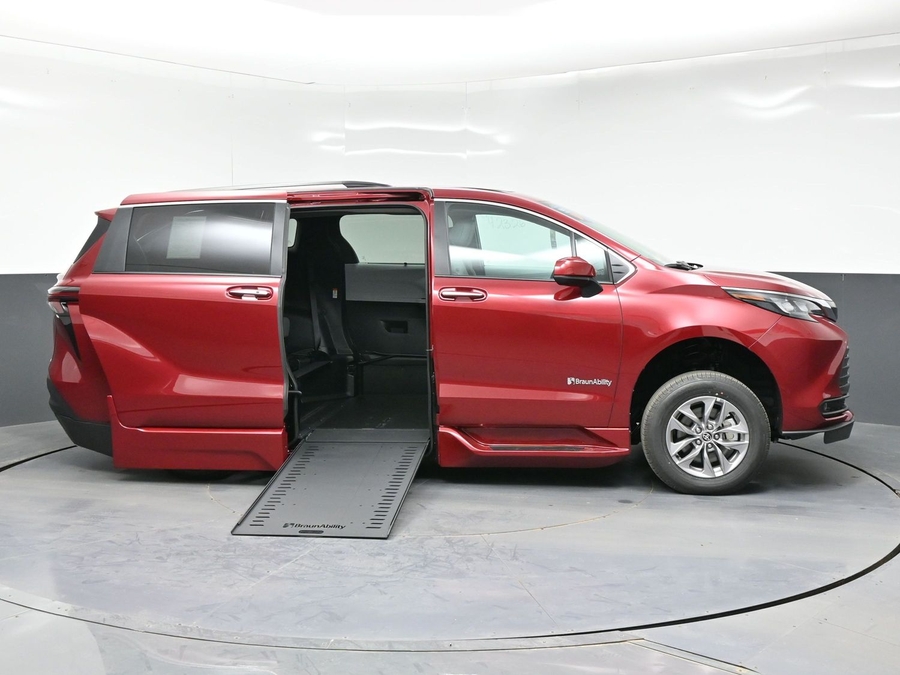 New 2026 Toyota Sienna Hybrid XLE Add - BraunAbility Side Entry Entry In Floor Automatic Ramp