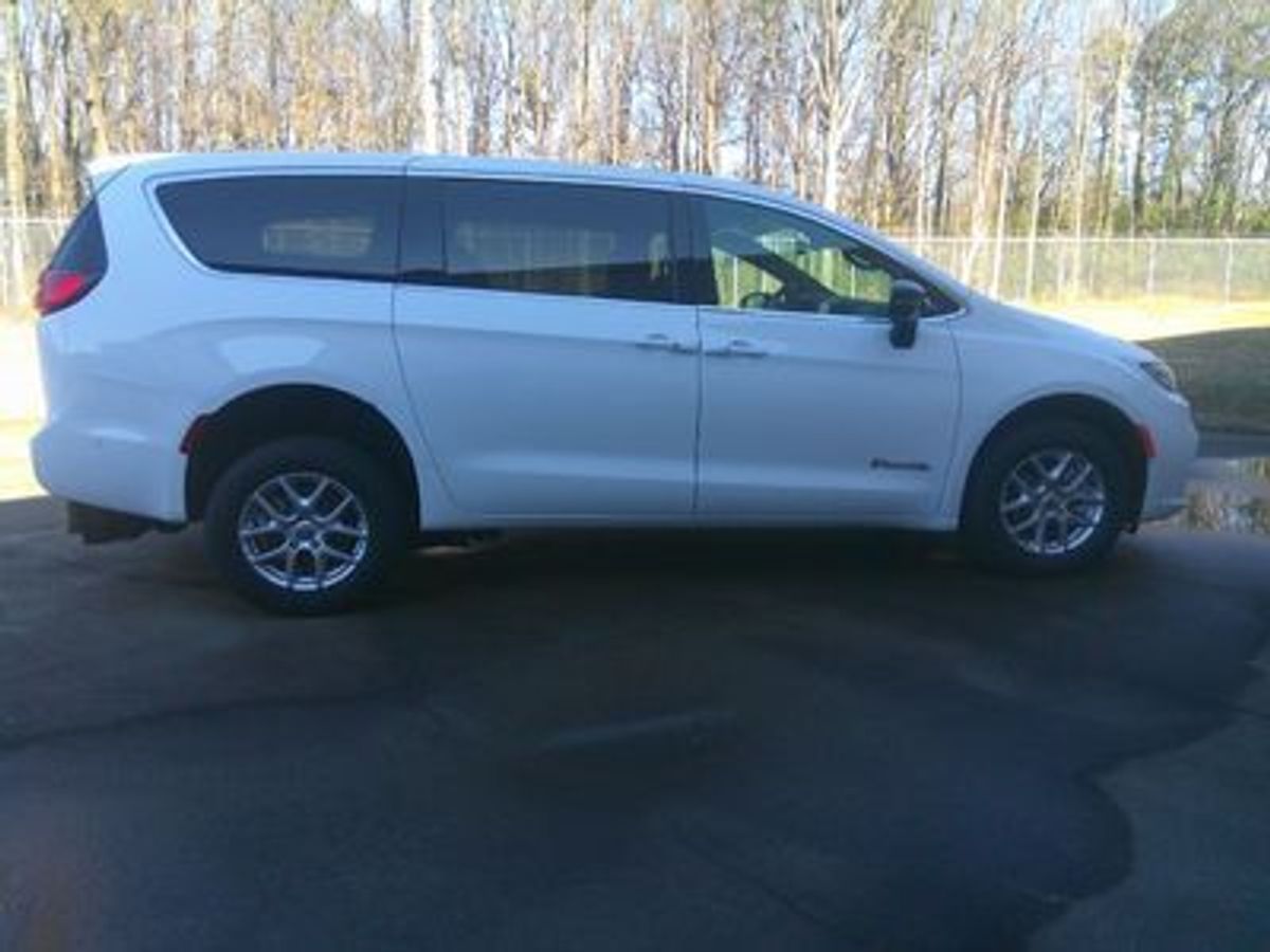 White Chrysler Pacifica image number 5