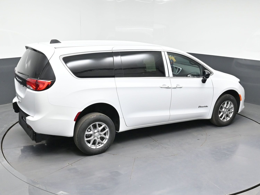 White Chrysler Voyager image number 24