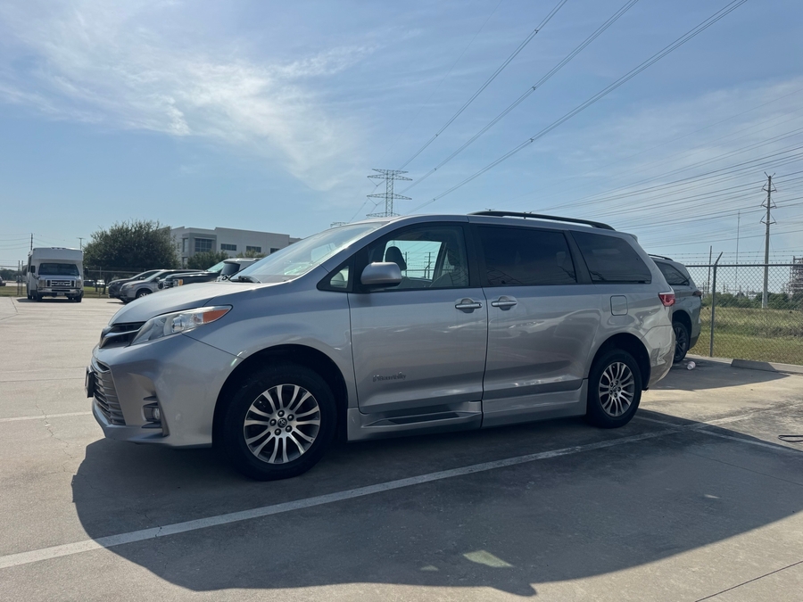 Used 2018 Toyota Sienna XLE - BraunAbility Side Entry Fold Out Automatic Ramp
