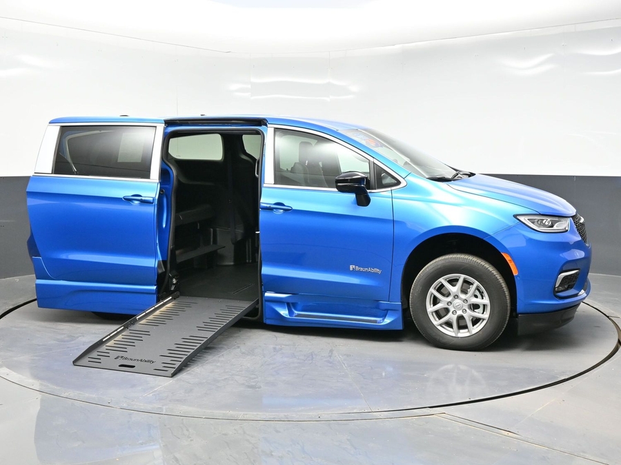 Blue Chrysler Pacifica image number 7