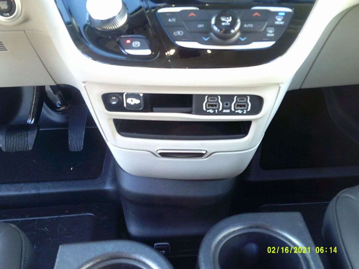 Silver Chrysler Pacifica image number 12