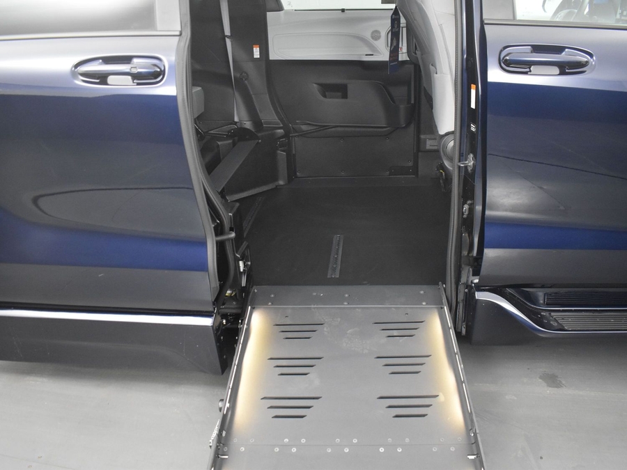New 2025 Toyota Sienna Hybrid LE - BraunAbility Side Entry Entry Fold Out Automatic Ramp