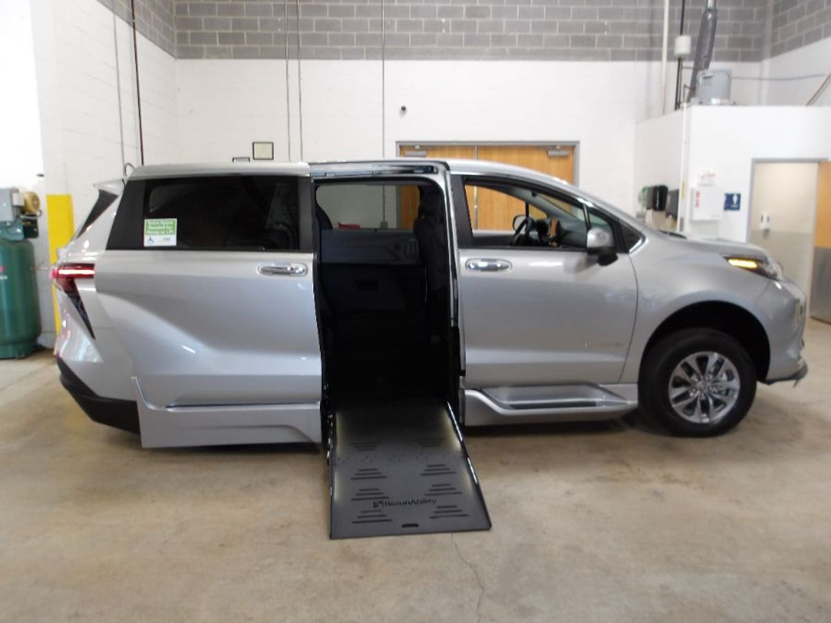 Silver Toyota Sienna image number 1