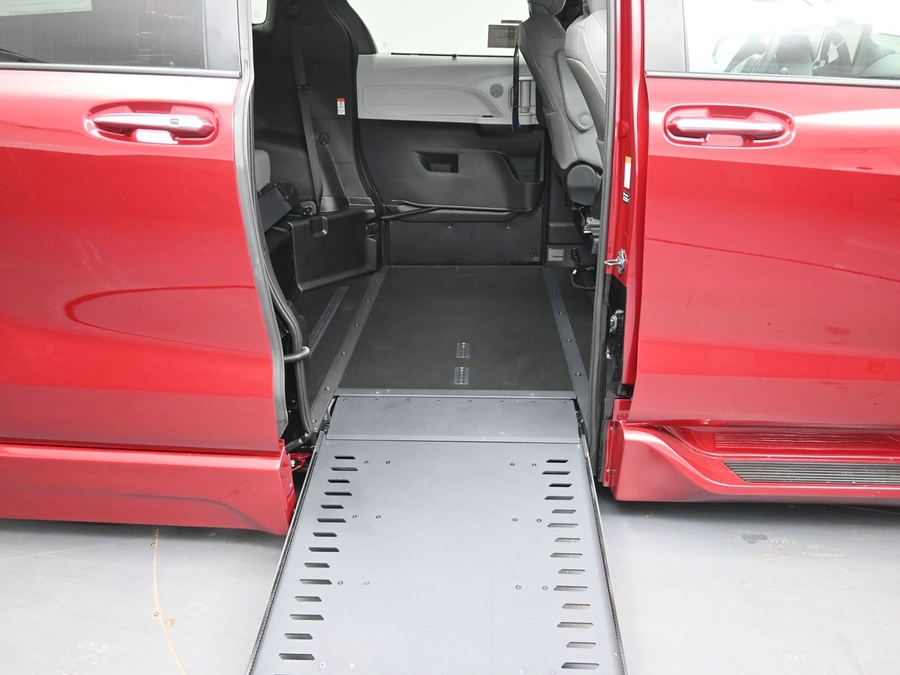 New 2026 Toyota Sienna Hybrid XLE Add - BraunAbility Side Entry In Floor Automatic Ramp