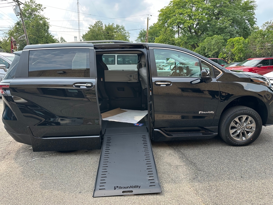 Black Toyota Sienna image number 3