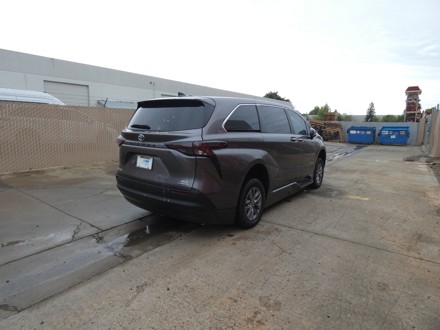Grey Toyota Sienna image number 12