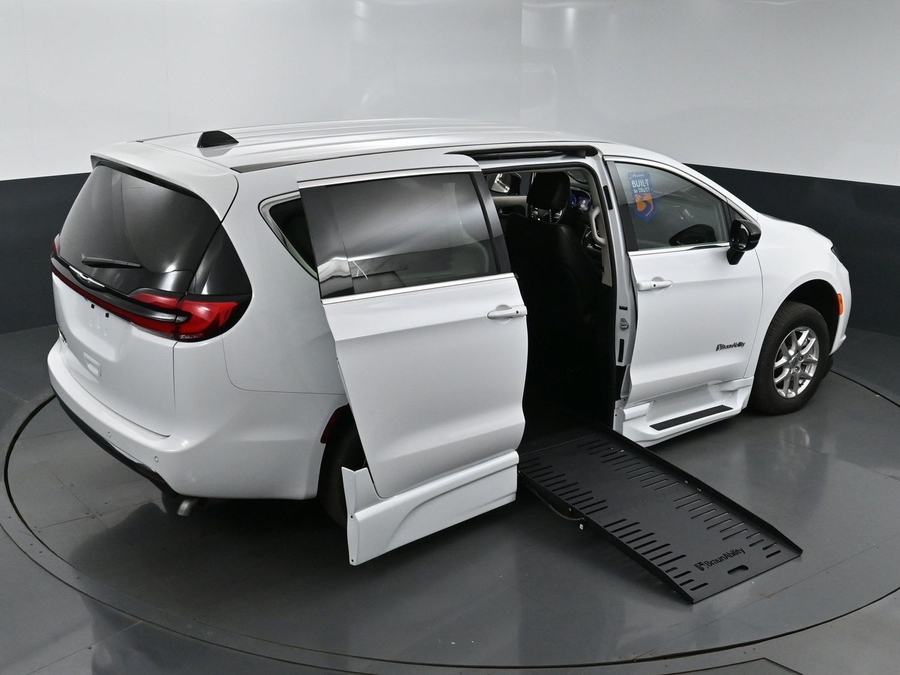 Used 2024 Chrysler Pacifica Touring L - BraunAbility Side Entry Entry Fold Out Automatic Ramp