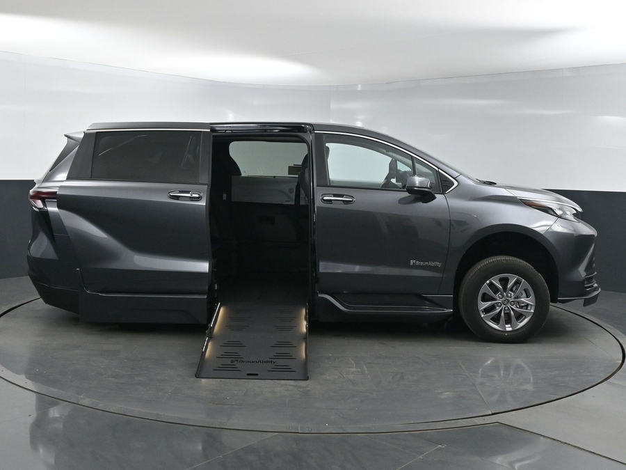 New 2025 Toyota Sienna Hybrid XLE Base - BraunAbility Side Entry Entry Fold Out Automatic Ramp