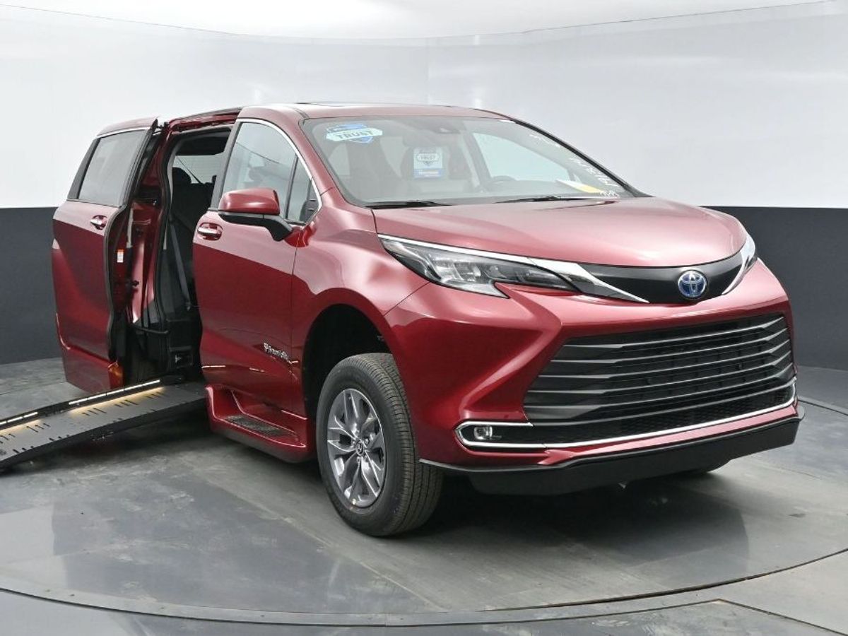 Red Toyota Sienna image number 20