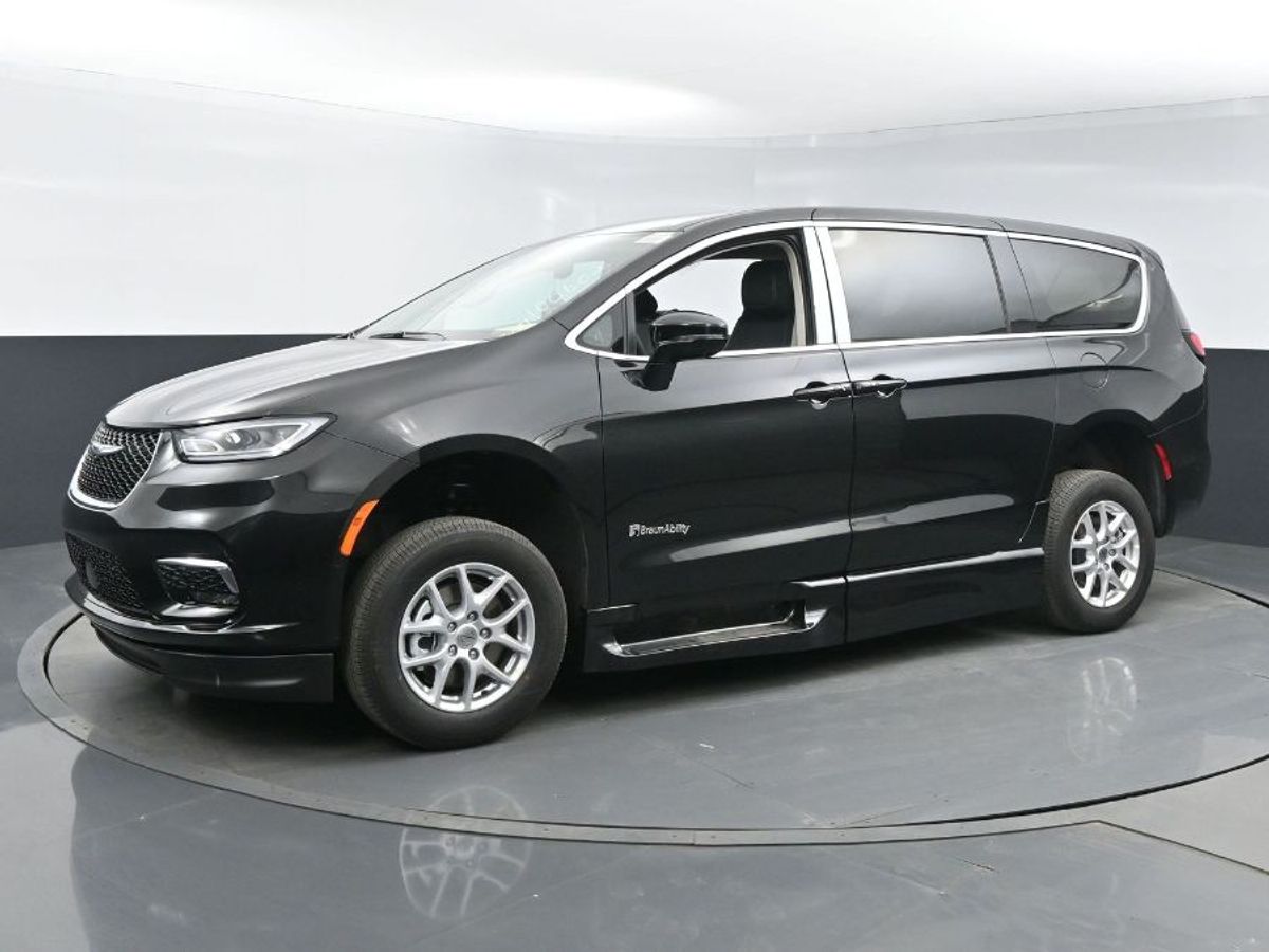 Black Chrysler Pacifica image number 19