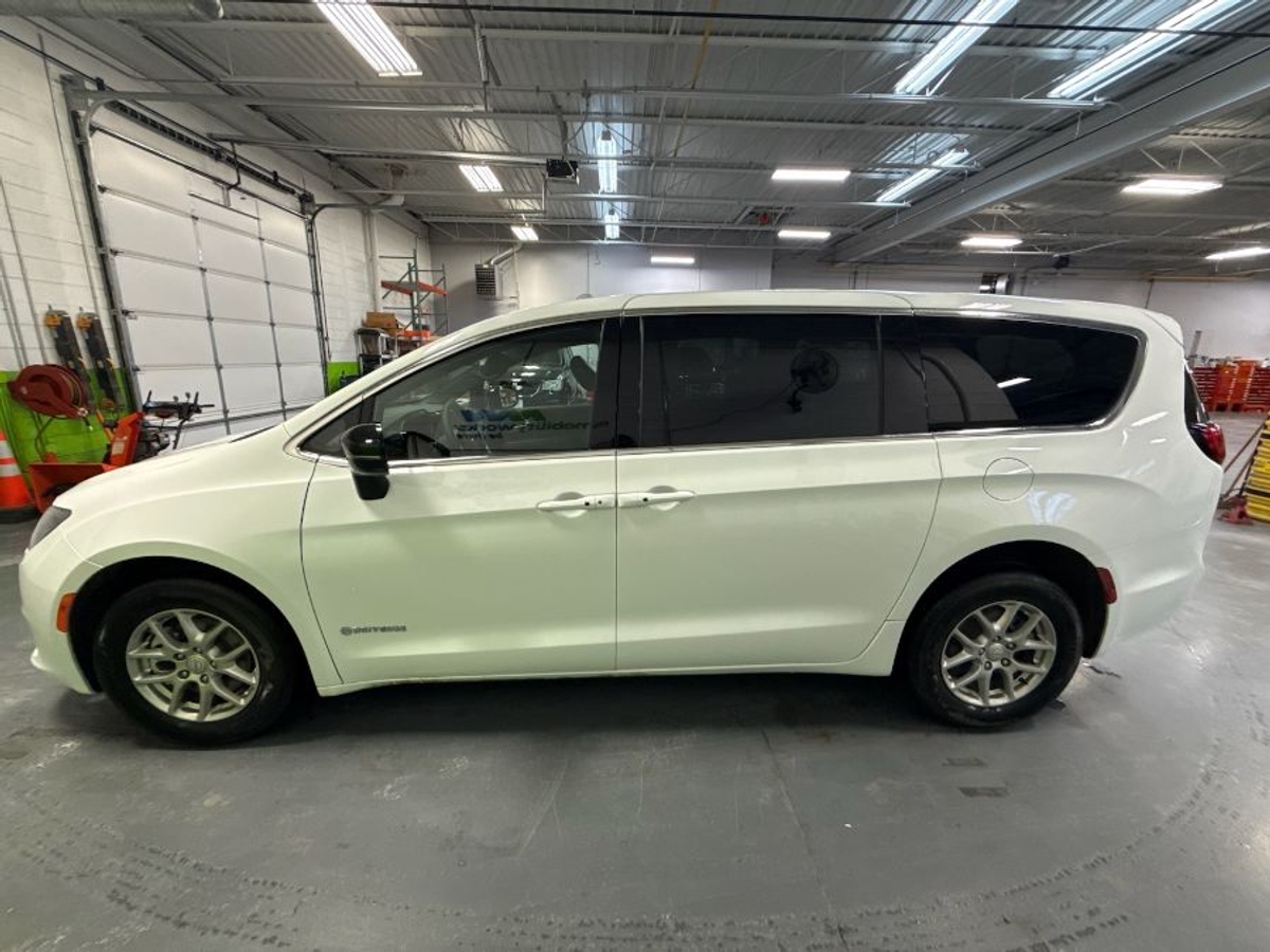 2026 CHRYSLER VOYAGER - Image 10