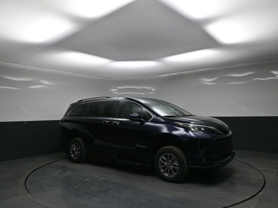 New 2026 Toyota Sienna Hybrid XLE Base - BraunAbility Side Entry Entry Fold Out Automatic Ramp