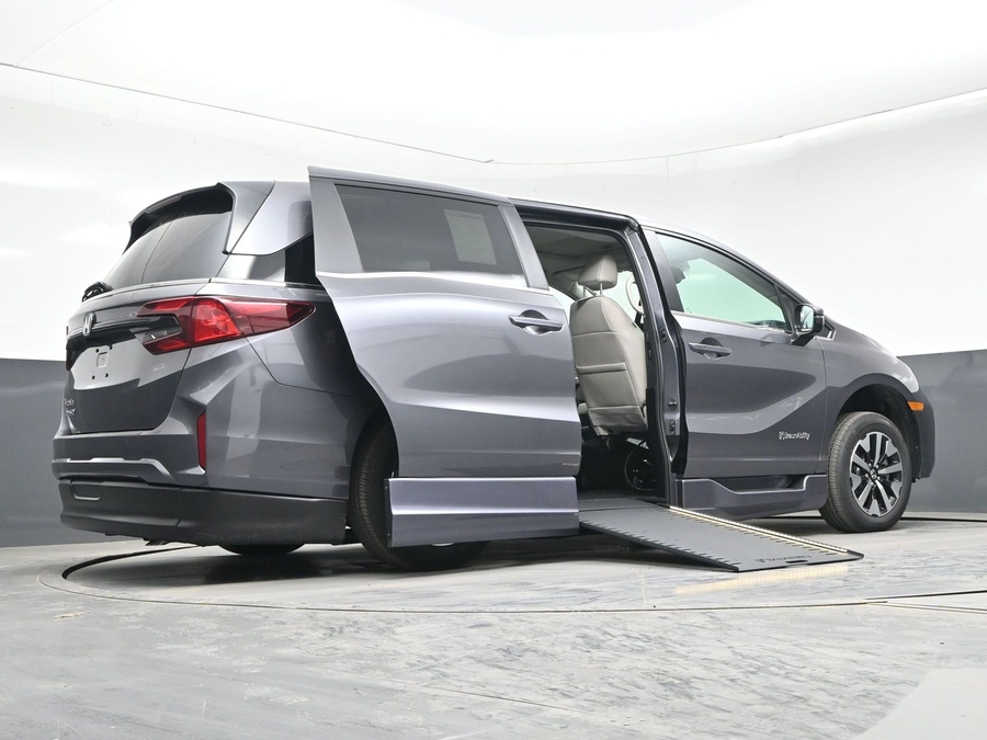 Grey Honda Odyssey image number 18