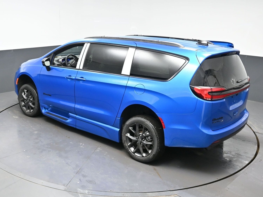 New 2026 Chrysler Pacifica Select Sport - BraunAbility Side Entry Entry In Floor Automatic Ramp