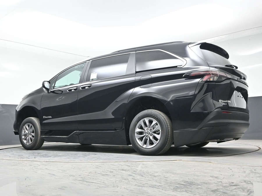 New 2026 Toyota Sienna Hybrid XLE Base - BraunAbility Side Entry Entry Fold Out Automatic Ramp