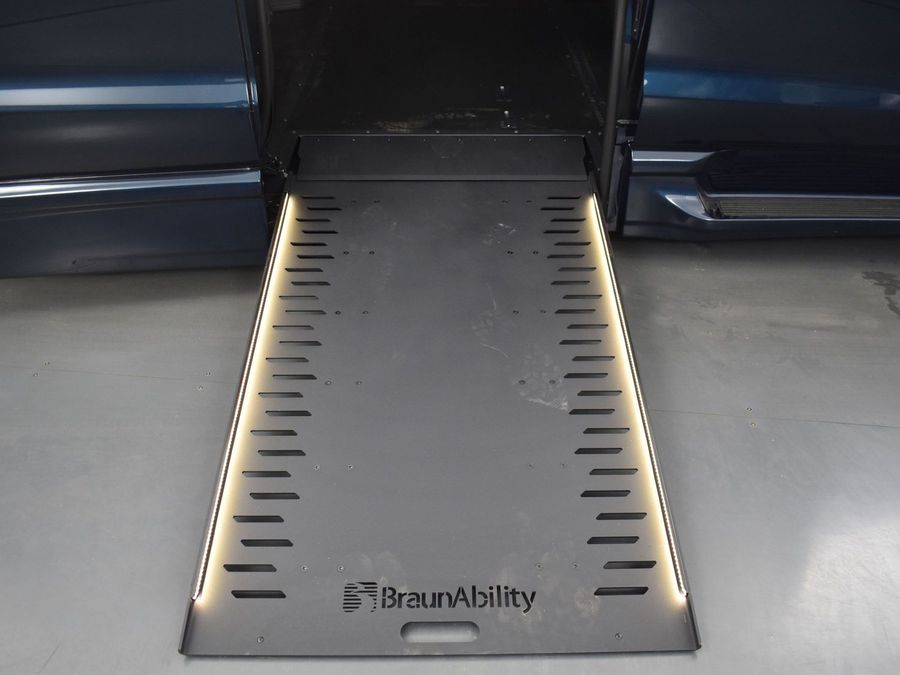 New 2025 Chrysler Pacifica Select Safety - BraunAbility Side Entry Entry In Floor Automatic Ramp
