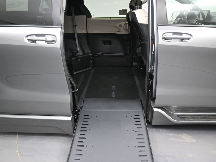 New 2026 Toyota Sienna Hybrid Limited - BraunAbility Side Entry Entry In Floor Automatic Ramp